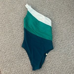 Summersalt one piece with cups size 4. Like new